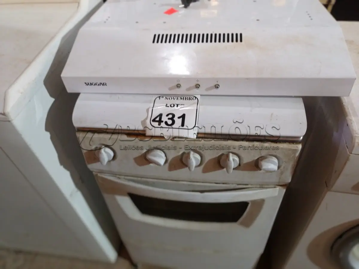 LOTE 431 - 01 FOGÃO A GÁS 04 BOCAS E 01 SUGGAR. (NO ESTADO) ATENÇÃO! FAZER A VISITAÇÃO ANTES DE ARREMATAR, NÃO SABEMOS SE FUNCIONA. LEILÃO NÃO TEM GARANTIA E NEM DEVOLUÇÃO, SUJEITO A POSSÍVEIS AVARIAS VISÍVEIS/OCULTAS E/OU AUSÊNCIA DE COMPONENTES.