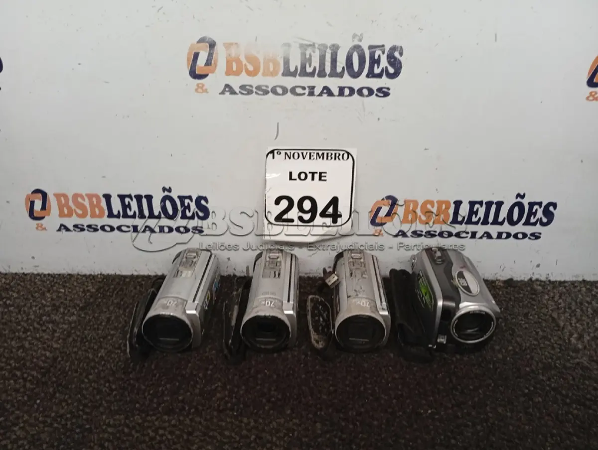 LOTE 294 - 01 LOTE COM 04 MINIS FILMADORAS DIGITAIS DIVERSAS. (NO ESTADO) ATENÇÃO! FAZER A VISITAÇÃO ANTES DE ARREMATAR, NÃO SABEMOS SE FUNCIONA. LEILÃO NÃO TEM GARANTIA E NEM DEVOLUÇÃO, SUJEITO A POSSÍVEIS AVARIAS VISÍVEIS/OCULTAS E/OU AUSÊNCIA DE COMPONENTES.