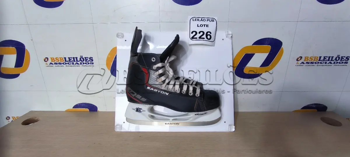 LOTE 226 - 01 LADO DO PAR DE PATINS PARA GELO PARA DECORAÇÃO. (NO ESTADO) ATENÇÃO! FAZER A VISITAÇÃO ANTES DE ARREMATAR, NÃO SABEMOS SE FUNCIONA. LEILÃO NÃO TEM GARANTIA E NEM DEVOLUÇÃO, SUJEITO A POSSÍVEIS AVARIAS VISÍVEIS/OCULTAS E/OU AUSÊNCIA DE COMPONENTES.