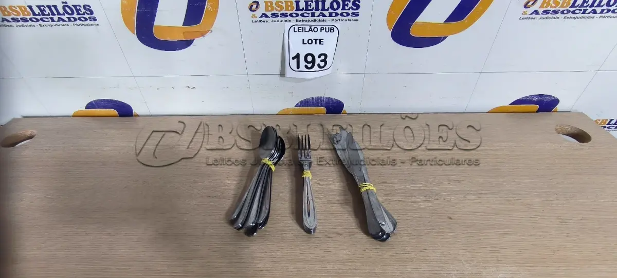 LOTE 193 - 10 GARFOS, 10 COLHERES E 08 FACAS DE MESA. (NO ESTADO) ATENÇÃO! FAZER A VISITAÇÃO ANTES DE ARREMATAR, NÃO SABEMOS SE FUNCIONA. LEILÃO NÃO TEM GARANTIA E NEM DEVOLUÇÃO, SUJEITO A POSSÍVEIS AVARIAS VISÍVEIS/OCULTAS E/OU AUSÊNCIA DE COMPONENTES.