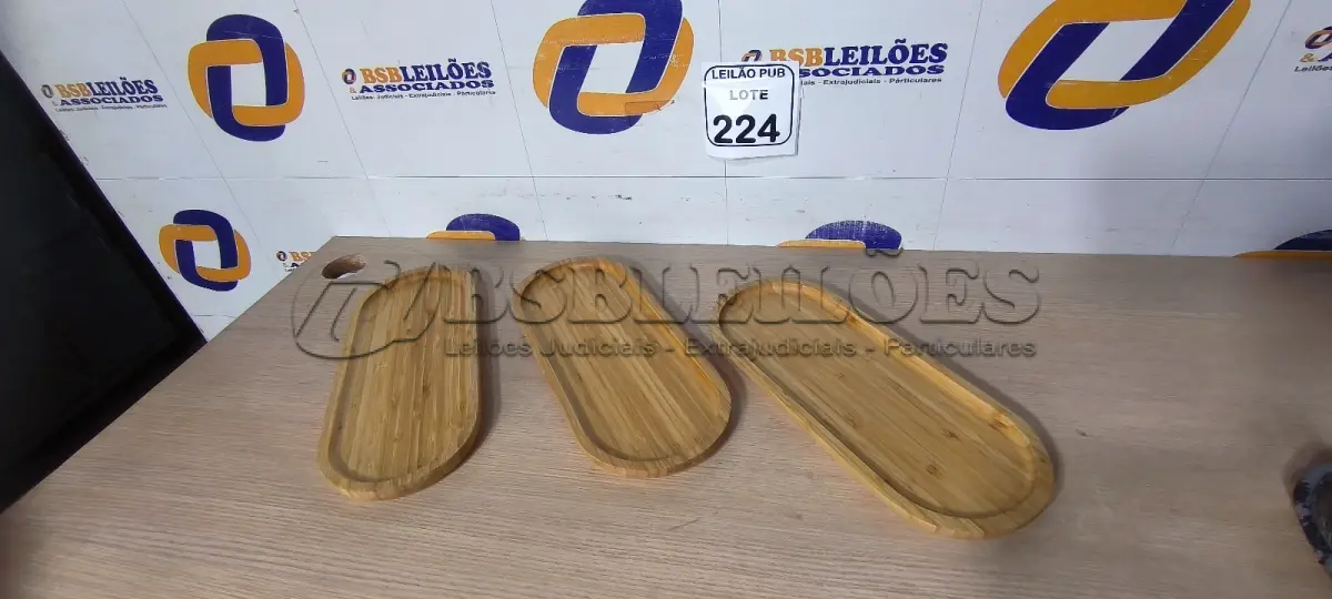 LOTE 224 - 03 BANDEJAS EM MADEIRA. (NO ESTADO) ATENÇÃO! FAZER A VISITAÇÃO ANTES DE ARREMATAR, NÃO SABEMOS SE FUNCIONA. LEILÃO NÃO TEM GARANTIA E NEM DEVOLUÇÃO, SUJEITO A POSSÍVEIS AVARIAS VISÍVEIS/OCULTAS E/OU AUSÊNCIA DE COMPONENTES.