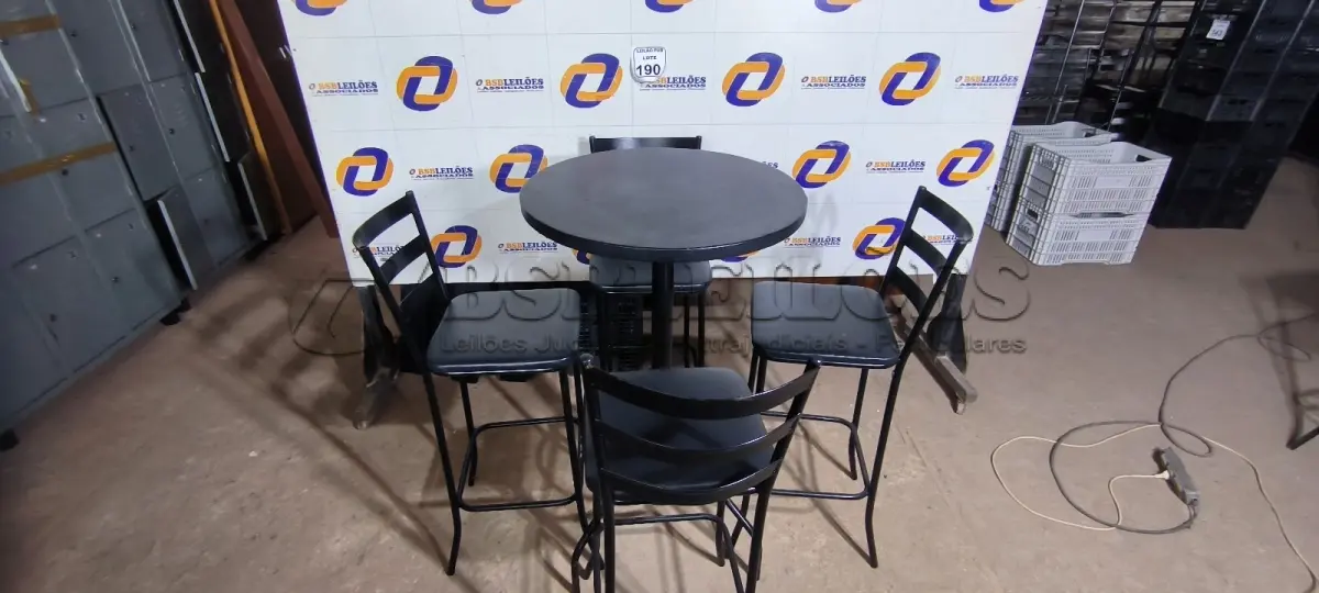 LOTE 190 - 01 MESA BISTRÔ COM 04 BANQUETAS ALTA. (NO ESTADO) ATENÇÃO! FAZER A VISITAÇÃO ANTES DE ARREMATAR, NÃO SABEMOS SE FUNCIONA. LEILÃO NÃO TEM GARANTIA E NEM DEVOLUÇÃO, SUJEITO A POSSÍVEIS AVARIAS VISÍVEIS/OCULTAS E/OU AUSÊNCIA DE COMPONENTES.