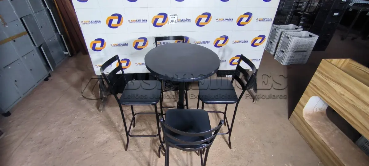 LOTE 060 - 01 MESA BISTRÔ COM 04 BANQUETAS ALTAS. (NO ESTADO) ATENÇÃO! FAZER A VISITAÇÃO ANTES DE ARREMATAR, NÃO SABEMOS SE FUNCIONA. LEILÃO NÃO TEM GARANTIA E NEM DEVOLUÇÃO, SUJEITO A POSSÍVEIS AVARIAS VISÍVEIS/OCULTAS E/OU AUSÊNCIA DE COMPONENTES.