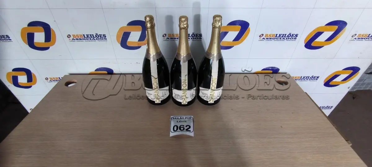 LOTE 062 - 03 GARRAFAS DE CHANDON PARA DECORAÇÃO. (VAZIA) (NO ESTADO) ATENÇÃO! FAZER A VISITAÇÃO ANTES DE ARREMATAR, NÃO SABEMOS SE FUNCIONA. LEILÃO NÃO TEM GARANTIA E NEM DEVOLUÇÃO, SUJEITO A POSSÍVEIS AVARIAS VISÍVEIS/OCULTAS E/OU AUSÊNCIA DE COMPONENTES.
