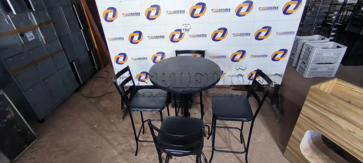LOTE 180 - 01 MESA BISTRÔ COM 04 BANQUETAS ALTAS. (NO ESTADO) ATENÇÃO! FAZER A VISITAÇÃO ANTES DE ARREMATAR, NÃO SABEMOS SE FUNCIONA. LEILÃO NÃO TEM GARANTIA E NEM DEVOLUÇÃO, SUJEITO A POSSÍVEIS AVARIAS VISÍVEIS/OCULTAS E/OU AUSÊNCIA DE COMPONENTES.