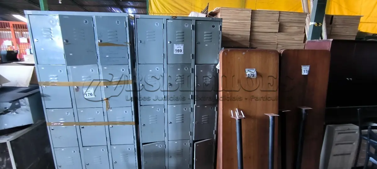 LOTE 169 - 01 ARMÁRIO ROUPEIRO 12 PORTAS. (NO ESTADO) ATENÇÃO! FAZER A VISITAÇÃO ANTES DE ARREMATAR, NÃO SABEMOS SE FUNCIONA. LEILÃO NÃO TEM GARANTIA E NEM DEVOLUÇÃO, SUJEITO A POSSÍVEIS AVARIAS VISÍVEIS/OCULTAS E/OU AUSÊNCIA DE COMPONENTES.