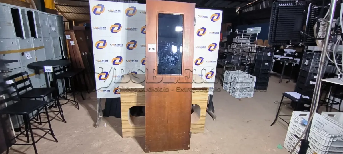 LOTE 078 - 01 PORTA EM MADEIRA PARA COZINHA DE RESTAURANTE 2,10CM X 0,64CM. (NO ESTADO) ATENÇÃO! FAZER A VISITAÇÃO ANTES DE ARREMATAR, NÃO SABEMOS SE FUNCIONA. LEILÃO NÃO TEM GARANTIA E NEM DEVOLUÇÃO, SUJEITO A POSSÍVEIS AVARIAS VISÍVEIS/OCULTAS E/OU AUSÊNCIA DE COMPONENTES.