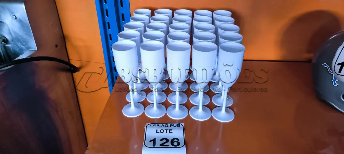LOTE 126 - 30 TACAS EM PLÁSTICO PARA CHAMPANHEIRA COR BRANCA. (NO ESTADO) ATENÇÃO! FAZER A VISITAÇÃO ANTES DE ARREMATAR, NÃO SABEMOS SE FUNCIONA. LEILÃO NÃO TEM GARANTIA E NEM DEVOLUÇÃO, SUJEITO A POSSÍVEIS AVARIAS VISÍVEIS/OCULTAS E/OU AUSÊNCIA DE COMPONENTES.