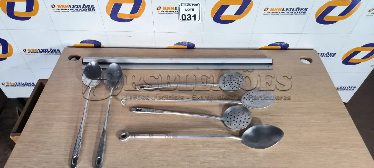 LOTE 031 - 03 COLHERES E 03 ESPUMADEIRAS EM ALUMÍNIO. (NO ESTADO) ATENÇÃO! FAZER A VISITAÇÃO ANTES DE ARREMATAR, NÃO SABEMOS SE FUNCIONA. LEILÃO NÃO TEM GARANTIA E NEM DEVOLUÇÃO, SUJEITO A POSSÍVEIS AVARIAS VISÍVEIS/OCULTAS E/OU AUSÊNCIA DE COMPONENTES.