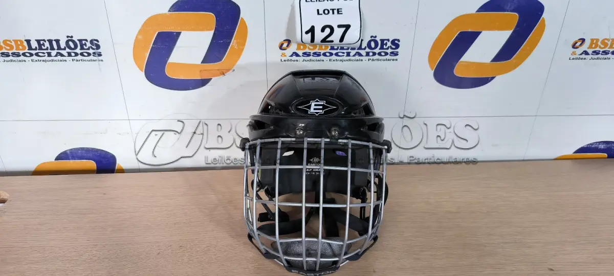 LOTE 127 - 01 CAPACETE DE ROCKER PARA DECORAÇÃO. (NO ESTADO) ATENÇÃO! FAZER A VISITAÇÃO ANTES DE ARREMATAR, NÃO SABEMOS SE FUNCIONA. LEILÃO NÃO TEM GARANTIA E NEM DEVOLUÇÃO, SUJEITO A POSSÍVEIS AVARIAS VISÍVEIS/OCULTAS E/OU AUSÊNCIA DE COMPONENTES.