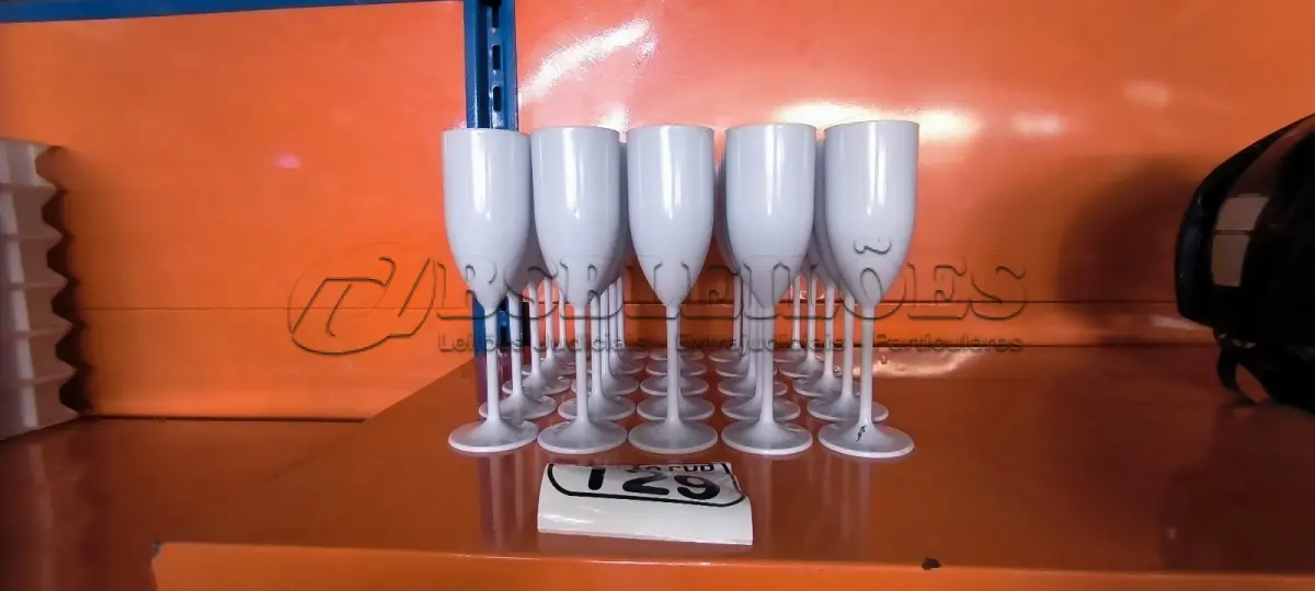 LOTE 129 - 30 TAÇAS EM PLÁSTICO PARA CHAMPANHEIRA COR BRANCA. (NO ESTADO) ATENÇÃO! FAZER A VISITAÇÃO ANTES DE ARREMATAR, NÃO SABEMOS SE FUNCIONA. LEILÃO NÃO TEM GARANTIA E NEM DEVOLUÇÃO, SUJEITO A POSSÍVEIS AVARIAS VISÍVEIS/OCULTAS E/OU AUSÊNCIA DE COMPONENTES.