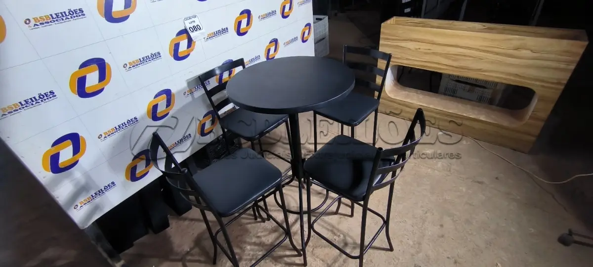 LOTE 080 - 01 MESA BISTRÔ COM 04 BANQUETAS ALTAS. (NO ESTADO) ATENÇÃO! FAZER A VISITAÇÃO ANTES DE ARREMATAR, NÃO SABEMOS SE FUNCIONA. LEILÃO NÃO TEM GARANTIA E NEM DEVOLUÇÃO, SUJEITO A POSSÍVEIS AVARIAS VISÍVEIS/OCULTAS E/OU AUSÊNCIA DE COMPONENTES.