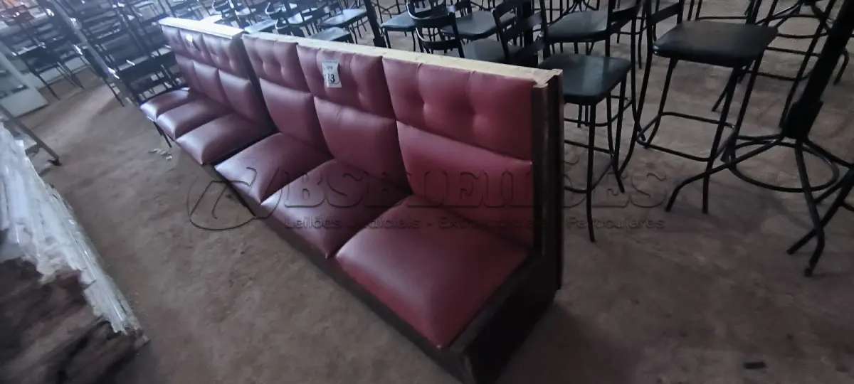 LOTE 133 - 01 SOFÁ PARA LANCHONETE 03 LUGARES. (NO ESTADO) ATENÇÃO! FAZER A VISITAÇÃO ANTES DE ARREMATAR, NÃO SABEMOS SE FUNCIONA. LEILÃO NÃO TEM GARANTIA E NEM DEVOLUÇÃO, SUJEITO A POSSÍVEIS AVARIAS VISÍVEIS/OCULTAS E/OU AUSÊNCIA DE COMPONENTES.