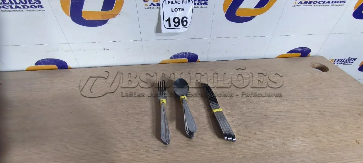 LOTE 196 - 10 GARFOS ,10 COLHERES E 10 FACAS DE MESA. (NO ESTADO) ATENÇÃO! FAZER A VISITAÇÃO ANTES DE ARREMATAR, NÃO SABEMOS SE FUNCIONA. LEILÃO NÃO TEM GARANTIA E NEM DEVOLUÇÃO, SUJEITO A POSSÍVEIS AVARIAS VISÍVEIS/OCULTAS E/OU AUSÊNCIA DE COMPONENTES.