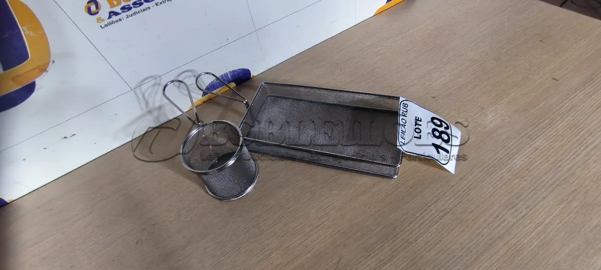 LOTE 189 - 02 CESTAS PARA ALIMENTOS. (NO ESTADO) ATENÇÃO! FAZER A VISITAÇÃO ANTES DE ARREMATAR, NÃO SABEMOS SE FUNCIONA. LEILÃO NÃO TEM GARANTIA E NEM DEVOLUÇÃO, SUJEITO A POSSÍVEIS AVARIAS VISÍVEIS/OCULTAS E/OU AUSÊNCIA DE COMPONENTES.
