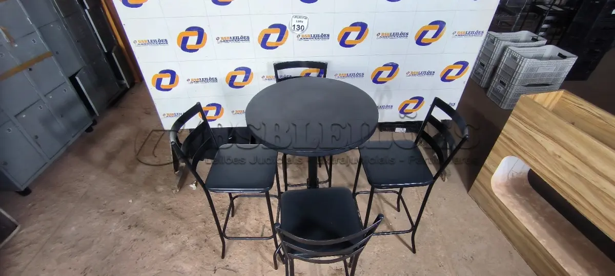 LOTE 130 - 01 MESA BISTRÔ COM 04 BANQUETAS ALTA. (NO ESTADO) ATENÇÃO! FAZER A VISITAÇÃO ANTES DE ARREMATAR, NÃO SABEMOS SE FUNCIONA. LEILÃO NÃO TEM GARANTIA E NEM DEVOLUÇÃO, SUJEITO A POSSÍVEIS AVARIAS VISÍVEIS/OCULTAS E/OU AUSÊNCIA DE COMPONENTES.