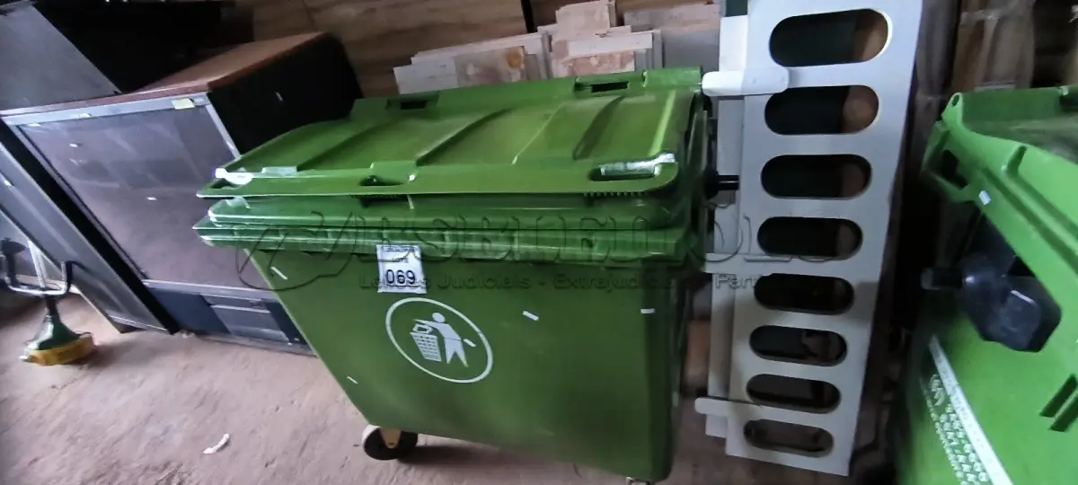 LOTE 069 - 01 LIXEIRA CONTAINER EM PLÁSTICO 660 LITROS. (NO ESTADO) ATENÇÃO! FAZER A VISITAÇÃO ANTES DE ARREMATAR, NÃO SABEMOS SE FUNCIONA. LEILÃO NÃO TEM GARANTIA E NEM DEVOLUÇÃO, SUJEITO A POSSÍVEIS AVARIAS VISÍVEIS/OCULTAS E/OU AUSÊNCIA DE COMPONENTES.