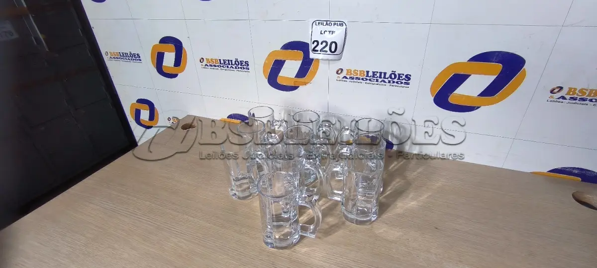 LOTE 220 - 10 CANECAS DE VIDRO PARA CHOPP. (NO ESTADO) ATENÇÃO! FAZER A VISITAÇÃO ANTES DE ARREMATAR, NÃO SABEMOS SE FUNCIONA. LEILÃO NÃO TEM GARANTIA E NEM DEVOLUÇÃO, SUJEITO A POSSÍVEIS AVARIAS VISÍVEIS/OCULTAS E/OU AUSÊNCIA DE COMPONENTES.