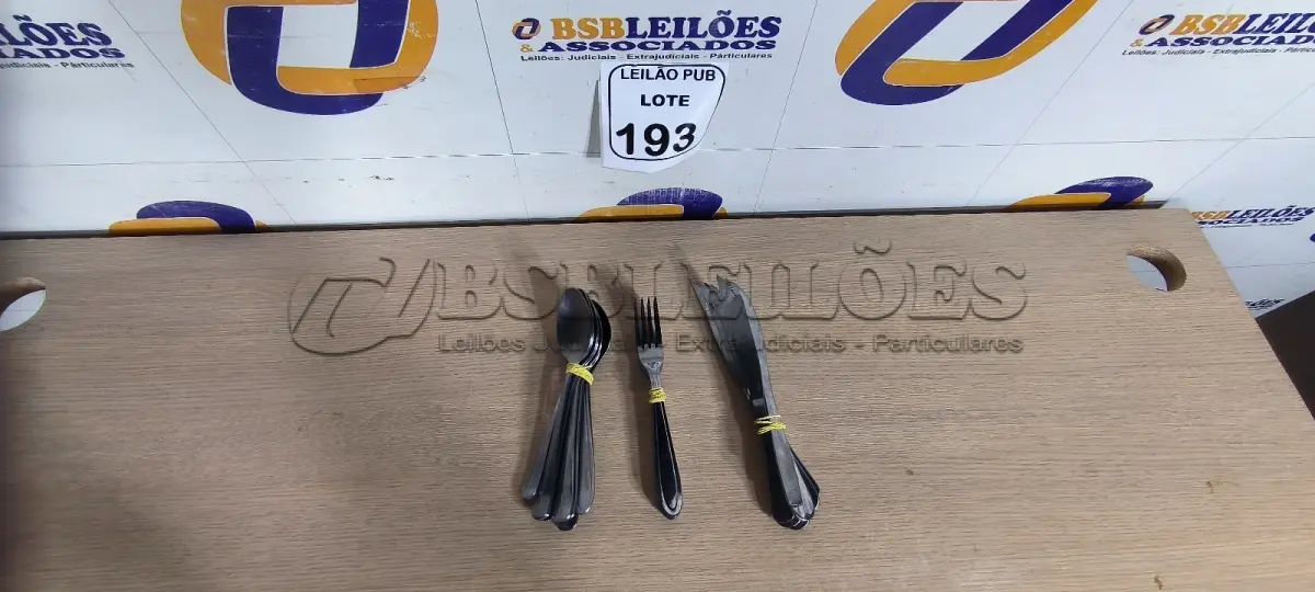 LOTE 193 - 10 GARFOS, 10 COLHERES E 08 FACAS DE MESA. (NO ESTADO) ATENÇÃO! FAZER A VISITAÇÃO ANTES DE ARREMATAR, NÃO SABEMOS SE FUNCIONA. LEILÃO NÃO TEM GARANTIA E NEM DEVOLUÇÃO, SUJEITO A POSSÍVEIS AVARIAS VISÍVEIS/OCULTAS E/OU AUSÊNCIA DE COMPONENTES.