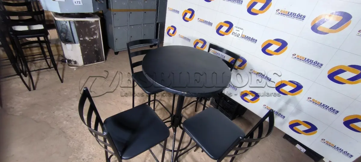LOTE 060 - 01 MESA BISTRÔ COM 04 BANQUETAS ALTAS. (NO ESTADO) ATENÇÃO! FAZER A VISITAÇÃO ANTES DE ARREMATAR, NÃO SABEMOS SE FUNCIONA. LEILÃO NÃO TEM GARANTIA E NEM DEVOLUÇÃO, SUJEITO A POSSÍVEIS AVARIAS VISÍVEIS/OCULTAS E/OU AUSÊNCIA DE COMPONENTES.