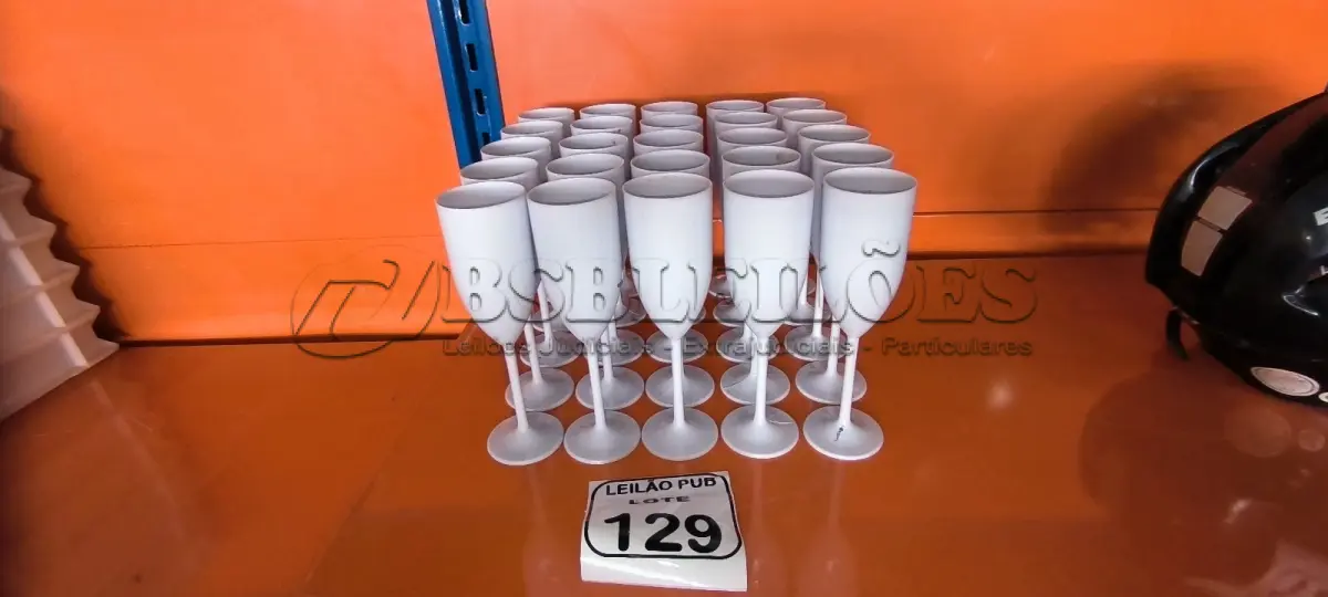 LOTE 129 - 30 TAÇAS EM PLÁSTICO PARA CHAMPANHEIRA COR BRANCA. (NO ESTADO) ATENÇÃO! FAZER A VISITAÇÃO ANTES DE ARREMATAR, NÃO SABEMOS SE FUNCIONA. LEILÃO NÃO TEM GARANTIA E NEM DEVOLUÇÃO, SUJEITO A POSSÍVEIS AVARIAS VISÍVEIS/OCULTAS E/OU AUSÊNCIA DE COMPONENTES.