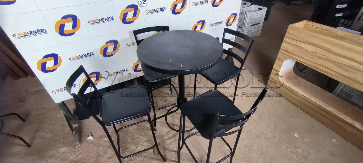 LOTE 120 - 01 MESA BISTRÔ COM 04 BANQUETAS ALTAS. (NO ESTADO) ATENÇÃO! FAZER A VISITAÇÃO ANTES DE ARREMATAR, NÃO SABEMOS SE FUNCIONA. LEILÃO NÃO TEM GARANTIA E NEM DEVOLUÇÃO, SUJEITO A POSSÍVEIS AVARIAS VISÍVEIS/OCULTAS E/OU AUSÊNCIA DE COMPONENTES.