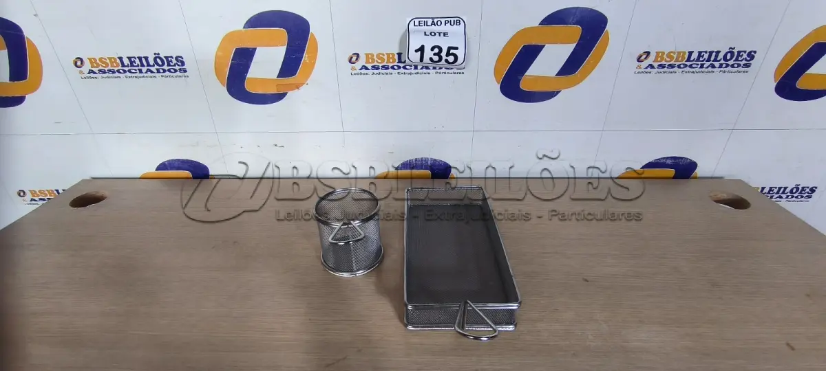 LOTE 135 - 02 CESTAS PARA ALIMENTOS. (NO ESTADO) ATENÇÃO! FAZER A VISITAÇÃO ANTES DE ARREMATAR, NÃO SABEMOS SE FUNCIONA. LEILÃO NÃO TEM GARANTIA E NEM DEVOLUÇÃO, SUJEITO A POSSÍVEIS AVARIAS VISÍVEIS/OCULTAS E/OU AUSÊNCIA DE COMPONENTES.