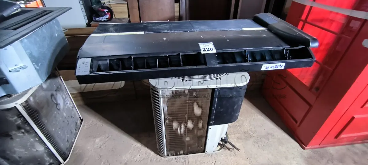 LOTE 228 - 01 AR CONDICIONADO COM 01 EVAPORADORA DE TETO. (NO ESTADO) ATENÇÃO! FAZER A VISITAÇÃO ANTES DE ARREMATAR, NÃO SABEMOS SE FUNCIONA. LEILÃO NÃO TEM GARANTIA E NEM DEVOLUÇÃO, SUJEITO A POSSÍVEIS AVARIAS VISÍVEIS/OCULTAS E/OU AUSÊNCIA DE COMPONENTES.