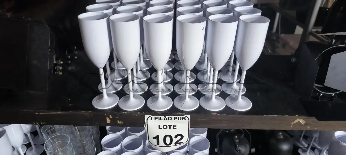 LOTE 102 - 30 TACAS EM PLÁSTICO PARA CHAMPANHEIRA COR BRANCA. (NO ESTADO) ATENÇÃO! FAZER A VISITAÇÃO ANTES DE ARREMATAR, NÃO SABEMOS SE FUNCIONA. LEILÃO NÃO TEM GARANTIA E NEM DEVOLUÇÃO, SUJEITO A POSSÍVEIS AVARIAS VISÍVEIS/OCULTAS E/OU AUSÊNCIA DE COMPONENTES.