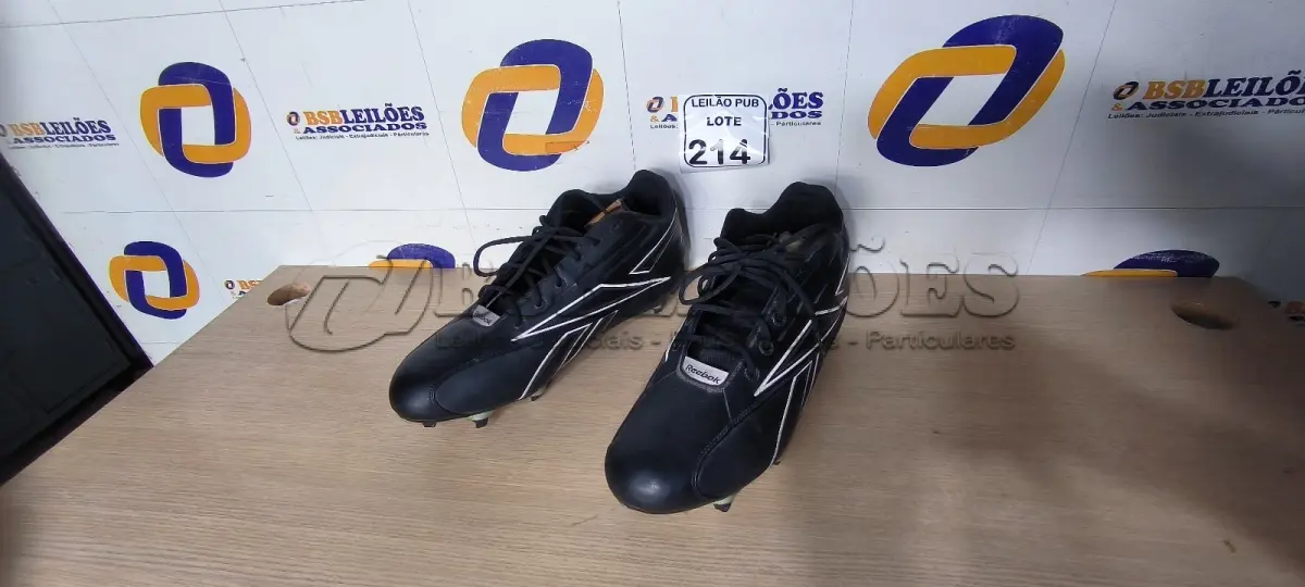 LOTE 214 - 01 CHUTEIRA REEBOK PARA DECORAÇÃO. (NO ESTADO) ATENÇÃO! FAZER A VISITAÇÃO ANTES DE ARREMATAR, NÃO SABEMOS SE FUNCIONA. LEILÃO NÃO TEM GARANTIA E NEM DEVOLUÇÃO, SUJEITO A POSSÍVEIS AVARIAS VISÍVEIS/OCULTAS E/OU AUSÊNCIA DE COMPONENTES.
