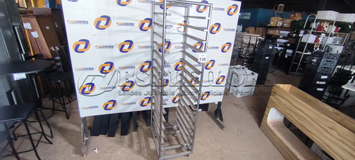 LOTE 138 - 01 ESTANTE EM INOX PARA TRANSPORTE DE BANDEJAS. (NO ESTADO) ATENÇÃO! FAZER A VISITAÇÃO ANTES DE ARREMATAR, NÃO SABEMOS SE FUNCIONA. LEILÃO NÃO TEM GARANTIA E NEM DEVOLUÇÃO, SUJEITO A POSSÍVEIS AVARIAS VISÍVEIS/OCULTAS E/OU AUSÊNCIA DE COMPONENTES.