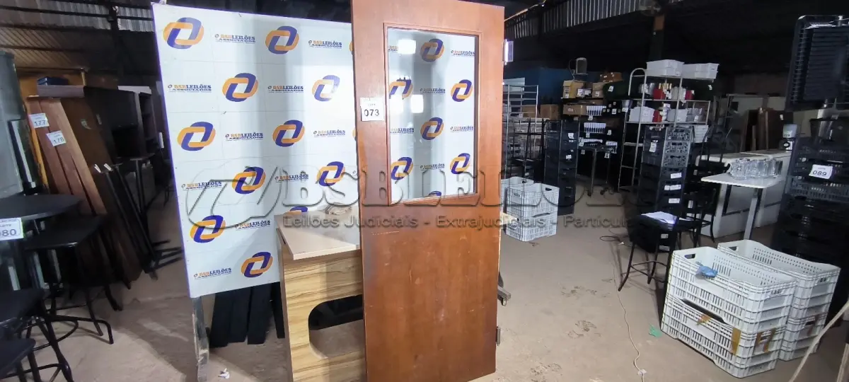 LOTE 073 - 01 PORTA EM MADEIRA PARA COZINHA DE RESTAURANTE MEDINDO 0,80CM X 2,10CM. (NO ESTADO) ATENÇÃO! FAZER A VISITAÇÃO ANTES DE ARREMATAR, NÃO SABEMOS SE FUNCIONA. LEILÃO NÃO TEM GARANTIA E NEM DEVOLUÇÃO, SUJEITO A POSSÍVEIS AVARIAS VISÍVEIS/OCULTAS E/OU AUSÊNCIA DE COMPONENTES.