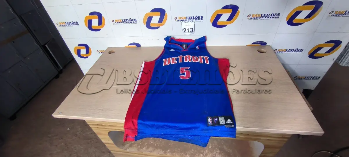 LOTE 213 - 01 CAMISA DA NBA PARA DECORAÇÃO. (NO ESTADO) ATENÇÃO! FAZER A VISITAÇÃO ANTES DE ARREMATAR, NÃO SABEMOS SE FUNCIONA. LEILÃO NÃO TEM GARANTIA E NEM DEVOLUÇÃO, SUJEITO A POSSÍVEIS AVARIAS VISÍVEIS/OCULTAS E/OU AUSÊNCIA DE COMPONENTES.