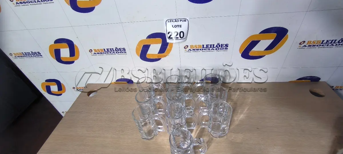 LOTE 220 - 10 CANECAS DE VIDRO PARA CHOPP. (NO ESTADO) ATENÇÃO! FAZER A VISITAÇÃO ANTES DE ARREMATAR, NÃO SABEMOS SE FUNCIONA. LEILÃO NÃO TEM GARANTIA E NEM DEVOLUÇÃO, SUJEITO A POSSÍVEIS AVARIAS VISÍVEIS/OCULTAS E/OU AUSÊNCIA DE COMPONENTES.