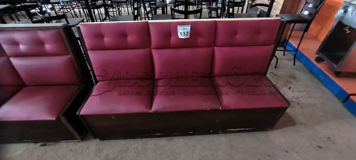 LOTE 133 - 01 SOFÁ PARA LANCHONETE 03 LUGARES. (NO ESTADO) ATENÇÃO! FAZER A VISITAÇÃO ANTES DE ARREMATAR, NÃO SABEMOS SE FUNCIONA. LEILÃO NÃO TEM GARANTIA E NEM DEVOLUÇÃO, SUJEITO A POSSÍVEIS AVARIAS VISÍVEIS/OCULTAS E/OU AUSÊNCIA DE COMPONENTES.