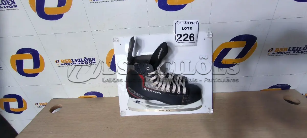 LOTE 226 - 01 LADO DO PAR DE PATINS PARA GELO PARA DECORAÇÃO. (NO ESTADO) ATENÇÃO! FAZER A VISITAÇÃO ANTES DE ARREMATAR, NÃO SABEMOS SE FUNCIONA. LEILÃO NÃO TEM GARANTIA E NEM DEVOLUÇÃO, SUJEITO A POSSÍVEIS AVARIAS VISÍVEIS/OCULTAS E/OU AUSÊNCIA DE COMPONENTES.