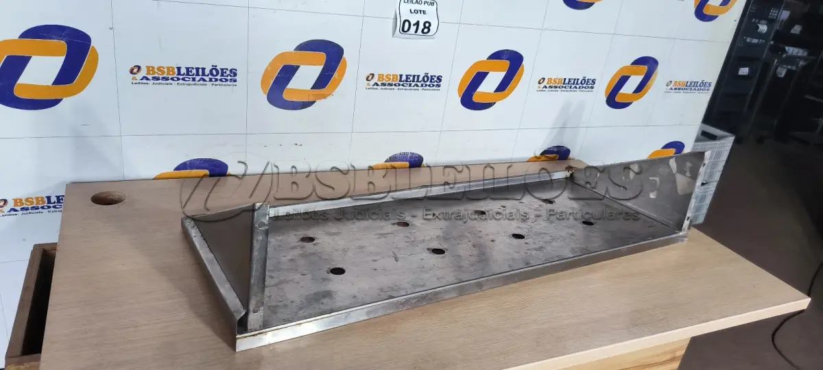 LOTE 018 - 01 PRATELEIRA DE PAREDE MEDINDO 0,36 CM X 1,00 CM. (NO ESTADO) ATENÇÃO! FAZER A VISITAÇÃO ANTES DE ARREMATAR, NÃO SABEMOS SE FUNCIONA. LEILÃO NÃO TEM GARANTIA E NEM DEVOLUÇÃO, SUJEITO A POSSÍVEIS AVARIAS VISÍVEIS/OCULTAS E/OU AUSÊNCIA DE COMPONENTES.