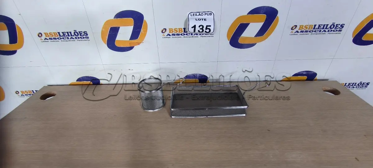LOTE 135 - 02 CESTAS PARA ALIMENTOS. (NO ESTADO) ATENÇÃO! FAZER A VISITAÇÃO ANTES DE ARREMATAR, NÃO SABEMOS SE FUNCIONA. LEILÃO NÃO TEM GARANTIA E NEM DEVOLUÇÃO, SUJEITO A POSSÍVEIS AVARIAS VISÍVEIS/OCULTAS E/OU AUSÊNCIA DE COMPONENTES.