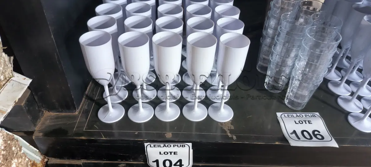 LOTE 104 - 30 TACAS EM PLÁSTICO PARA CHAMPANHEIRA COR BRANCA. (NO ESTADO) ATENÇÃO! FAZER A VISITAÇÃO ANTES DE ARREMATAR, NÃO SABEMOS SE FUNCIONA. LEILÃO NÃO TEM GARANTIA E NEM DEVOLUÇÃO, SUJEITO A POSSÍVEIS AVARIAS VISÍVEIS/OCULTAS E/OU AUSÊNCIA DE COMPONENTES
