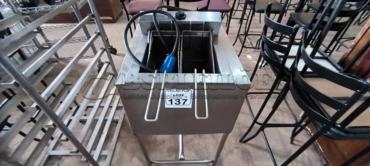 LOTE 137 - 01 FRITADEIRA ELÉTRICA ÁGUA E ÓLEO COM CESTOS. (NO ESTADO) ATENÇÃO! FAZER A VISITAÇÃO ANTES DE ARREMATAR, NÃO SABEMOS SE FUNCIONA. LEILÃO NÃO TEM GARANTIA E NEM DEVOLUÇÃO, SUJEITO A POSSÍVEIS AVARIAS VISÍVEIS/OCULTAS E/OU AUSÊNCIA DE COMPONENTES.
