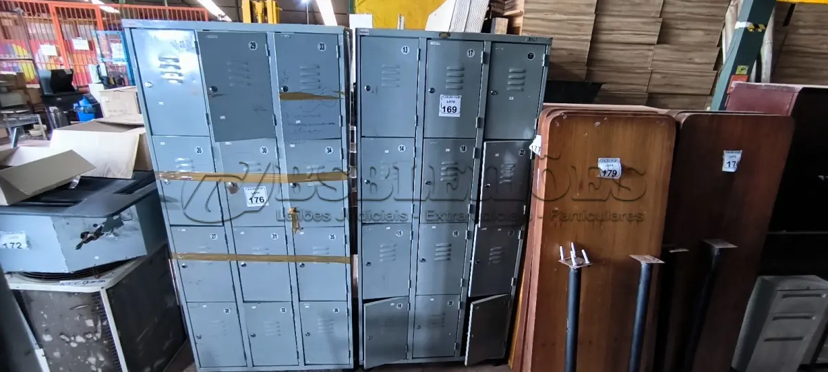 LOTE 169 - 01 ARMÁRIO ROUPEIRO 12 PORTAS. (NO ESTADO) ATENÇÃO! FAZER A VISITAÇÃO ANTES DE ARREMATAR, NÃO SABEMOS SE FUNCIONA. LEILÃO NÃO TEM GARANTIA E NEM DEVOLUÇÃO, SUJEITO A POSSÍVEIS AVARIAS VISÍVEIS/OCULTAS E/OU AUSÊNCIA DE COMPONENTES.