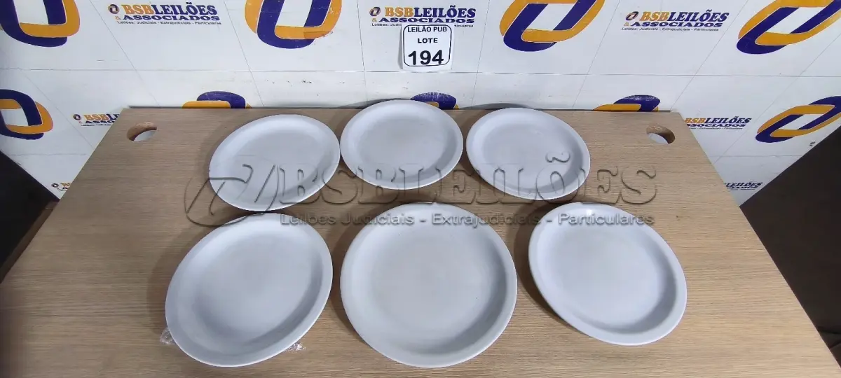 LOTE 194 - 06 PRATOS EM PORCELANA. (NO ESTADO) ATENÇÃO! FAZER A VISITAÇÃO ANTES DE ARREMATAR, NÃO SABEMOS SE FUNCIONA. LEILÃO NÃO TEM GARANTIA E NEM DEVOLUÇÃO, SUJEITO A POSSÍVEIS AVARIAS VISÍVEIS/OCULTAS E/OU AUSÊNCIA DE COMPONENTES.