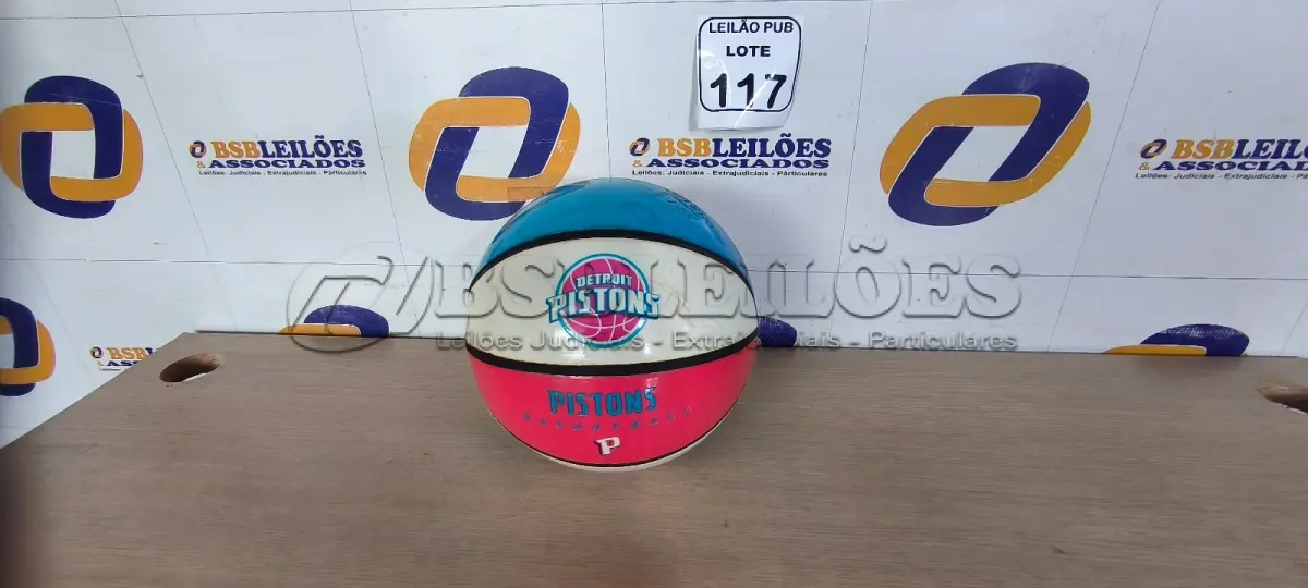 LOTE 117 - 01 BOLA DE BASQUETE PARA DECORAÇÃO. (NO ESTADO) ATENÇÃO! FAZER A VISITAÇÃO ANTES DE ARREMATAR, NÃO SABEMOS SE FUNCIONA. LEILÃO NÃO TEM GARANTIA E NEM DEVOLUÇÃO, SUJEITO A POSSÍVEIS AVARIAS VISÍVEIS/OCULTAS E/OU AUSÊNCIA DE COMPONENTES.