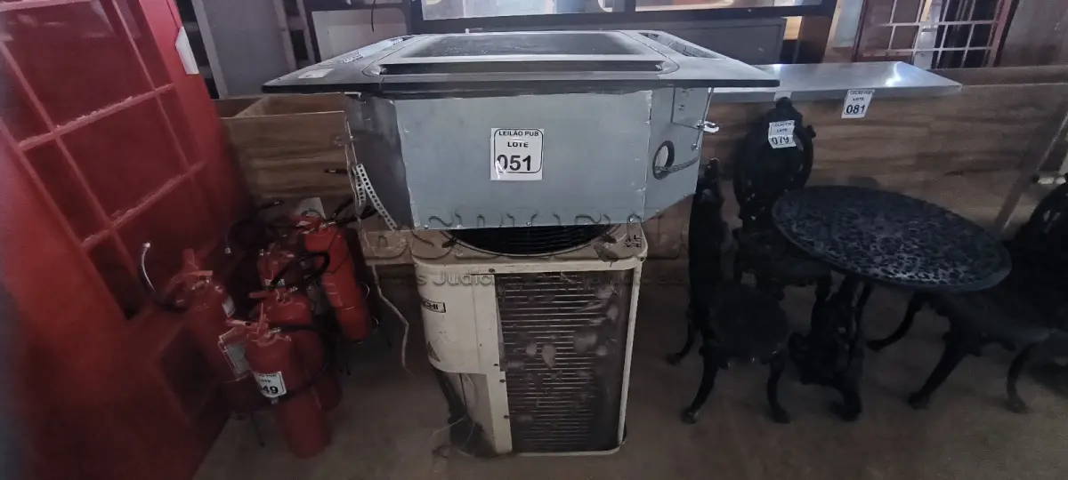 LOTE 051 - 01 AR CONDICIONADO COM EVAPORADORA DE TETO K7. (NO ESTADO) ATENÇÃO! FAZER A VISITAÇÃO ANTES DE ARREMATAR, NÃO SABEMOS SE FUNCIONA. LEILÃO NÃO TEM GARANTIA E NEM DEVOLUÇÃO, SUJEITO A POSSÍVEIS AVARIAS VISÍVEIS/OCULTAS E/OU AUSÊNCIA DE COMPONENTES.