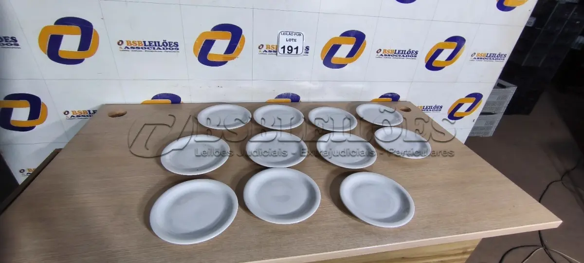 LOTE 191 - 11 PRATOS PARA SOBREMESAS EM PORCELANA. (NO ESTADO) ATENÇÃO! FAZER A VISITAÇÃO ANTES DE ARREMATAR, NÃO SABEMOS SE FUNCIONA. LEILÃO NÃO TEM GARANTIA E NEM DEVOLUÇÃO, SUJEITO A POSSÍVEIS AVARIAS VISÍVEIS/OCULTAS E/OU AUSÊNCIA DE COMPONENTES.