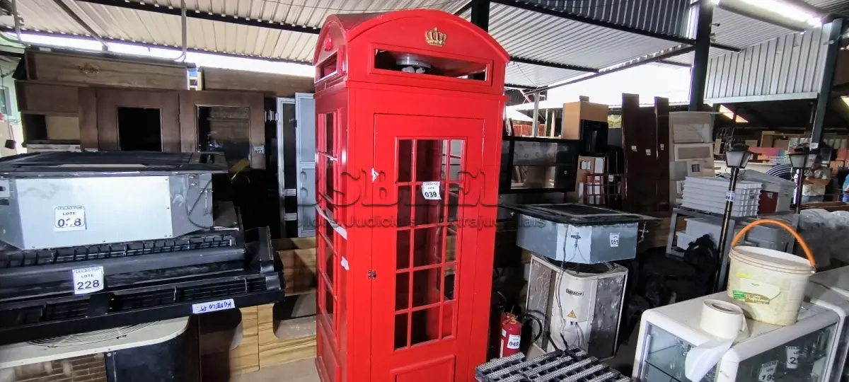 LOTE 039 - 01 CABINE TELEFÔNICA INGLESA NA COR VERMELHA. (NO ESTADO) ATENÇÃO! FAZER A VISITAÇÃO ANTES DE ARREMATAR, NÃO SABEMOS SE FUNCIONA. LEILÃO NÃO TEM GARANTIA E NEM DEVOLUÇÃO, SUJEITO A POSSÍVEIS AVARIAS VISÍVEIS/OCULTAS E/OU AUSÊNCIA DE COMPONENTES.