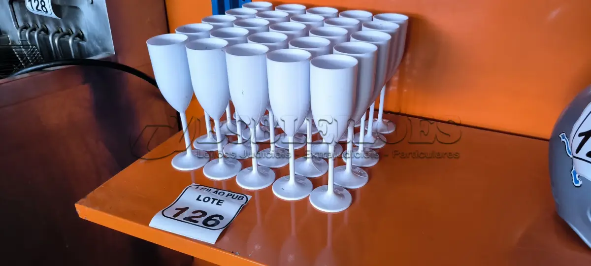 LOTE 126 - 30 TACAS EM PLÁSTICO PARA CHAMPANHEIRA COR BRANCA. (NO ESTADO) ATENÇÃO! FAZER A VISITAÇÃO ANTES DE ARREMATAR, NÃO SABEMOS SE FUNCIONA. LEILÃO NÃO TEM GARANTIA E NEM DEVOLUÇÃO, SUJEITO A POSSÍVEIS AVARIAS VISÍVEIS/OCULTAS E/OU AUSÊNCIA DE COMPONENTES.