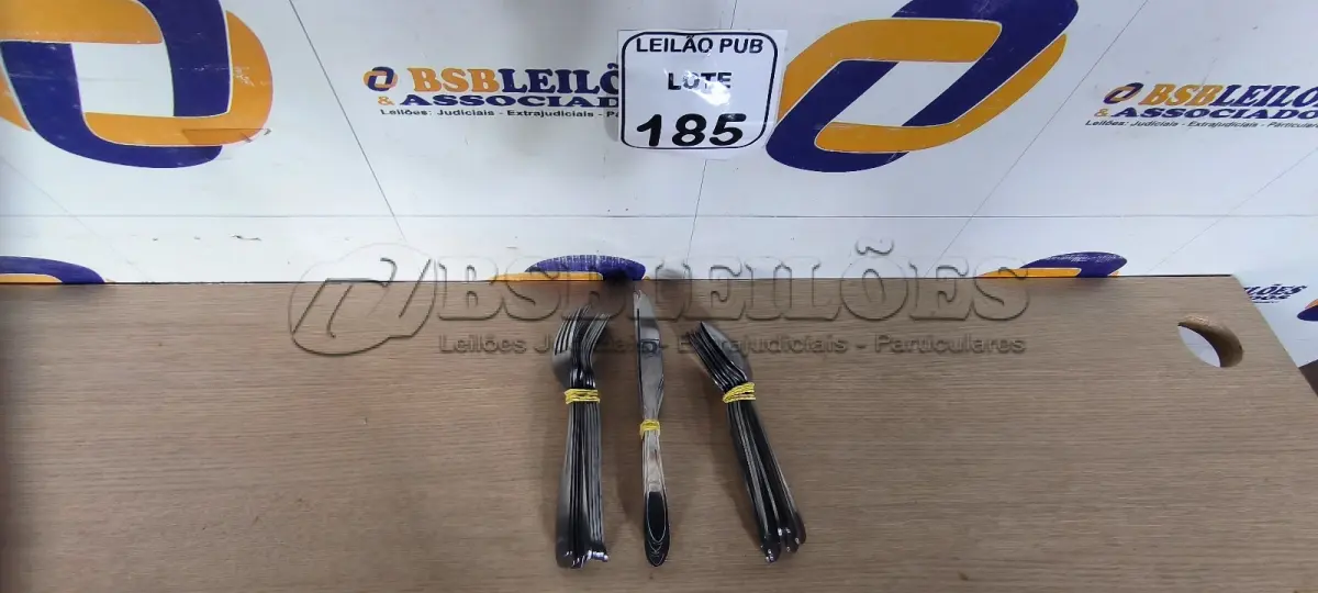 LOTE 185 - 10 GARFOS, 10 COLHERES E 10 FACAS DE MESA. (NO ESTADO) ATENÇÃO! FAZER A VISITAÇÃO ANTES DE ARREMATAR, NÃO SABEMOS SE FUNCIONA. LEILÃO NÃO TEM GARANTIA E NEM DEVOLUÇÃO, SUJEITO A POSSÍVEIS AVARIAS VISÍVEIS/OCULTAS E/OU AUSÊNCIA DE COMPONENTES.