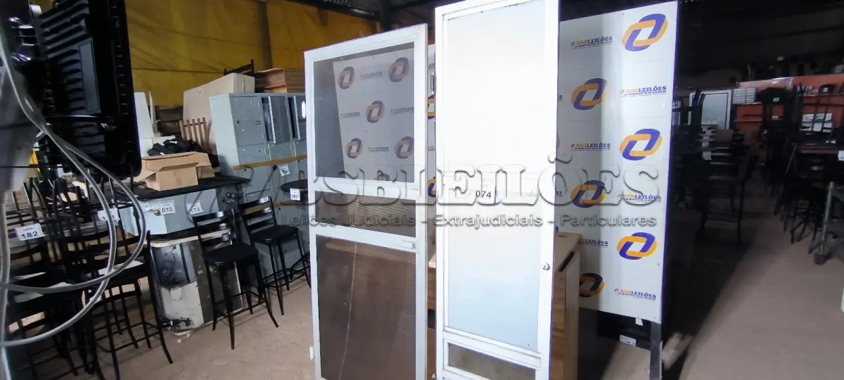 LOTE 074 - 02 PORTAS EM ALUMÍNIO MEDINDO 2,10CM X 0,84CM, E 2,10CM X 0,55CM. (NO ESTADO) ATENÇÃO! FAZER A VISITAÇÃO ANTES DE ARREMATAR, NÃO SABEMOS SE FUNCIONA. LEILÃO NÃO TEM GARANTIA E NEM DEVOLUÇÃO, SUJEITO A POSSÍVEIS AVARIAS VISÍVEIS/OCULTAS E/OU AUSÊNCIA DE COMPONENTES.