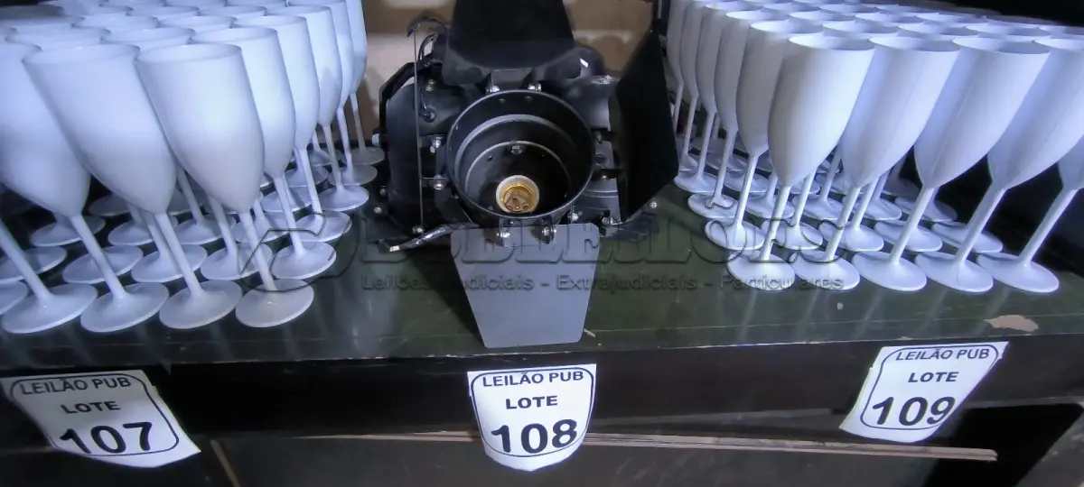 LOTE 108 - 05 CANHÕES REFLETORES. (NO ESTADO) ATENÇÃO! FAZER A VISITAÇÃO ANTES DE ARREMATAR, NÃO SABEMOS SE FUNCIONA. LEILÃO NÃO TEM GARANTIA E NEM DEVOLUÇÃO, SUJEITO A POSSÍVEIS AVARIAS VISÍVEIS/OCULTAS E/OU AUSÊNCIA DE COMPONENTES.